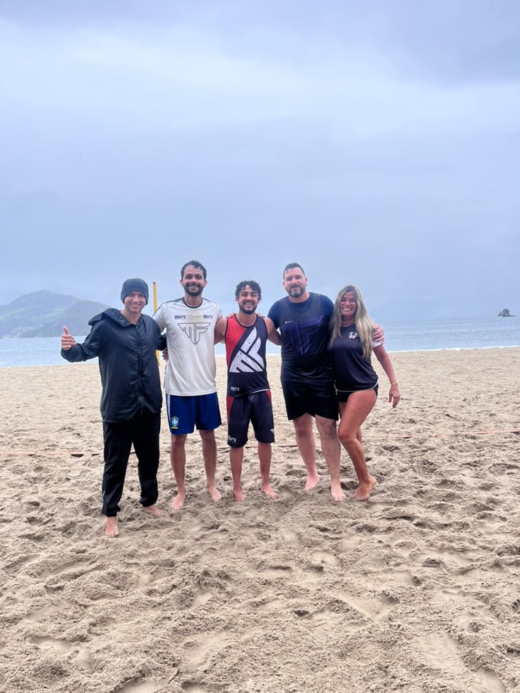 Pequeno grupo de alunos iniciantes da MF na areia