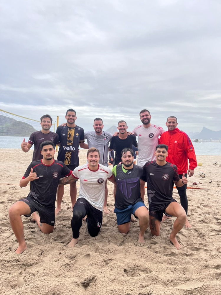 Turma avançada da MF Futevôlei com uniforme da escola